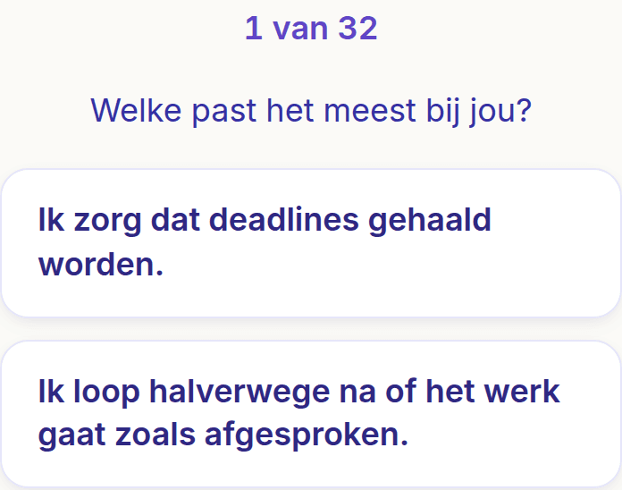 Een keuze uit de leiderschapsstijl test op een telefoon: twee uitspraken over leidinggeven